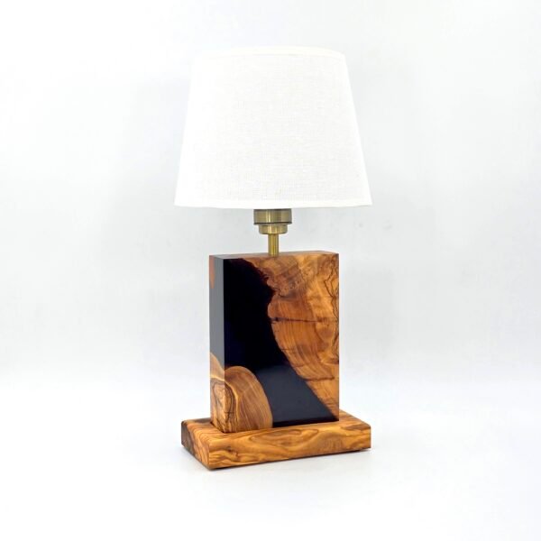 lampa z drewna oliwnego i żywicy epoksydowej