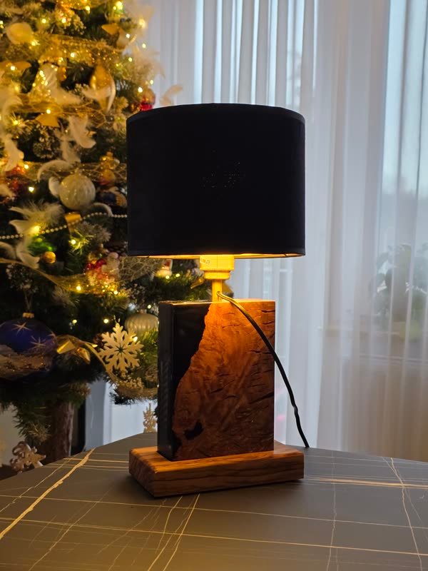 Lampa B41 z drewna i żywicy we wnętrzu