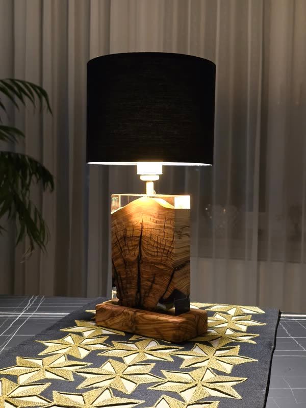 Lampa B43 z drewna i żywicy we wnętrzu