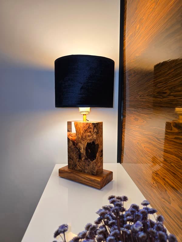 Lampa B44 z drewna i żywicy we wnętrzu
