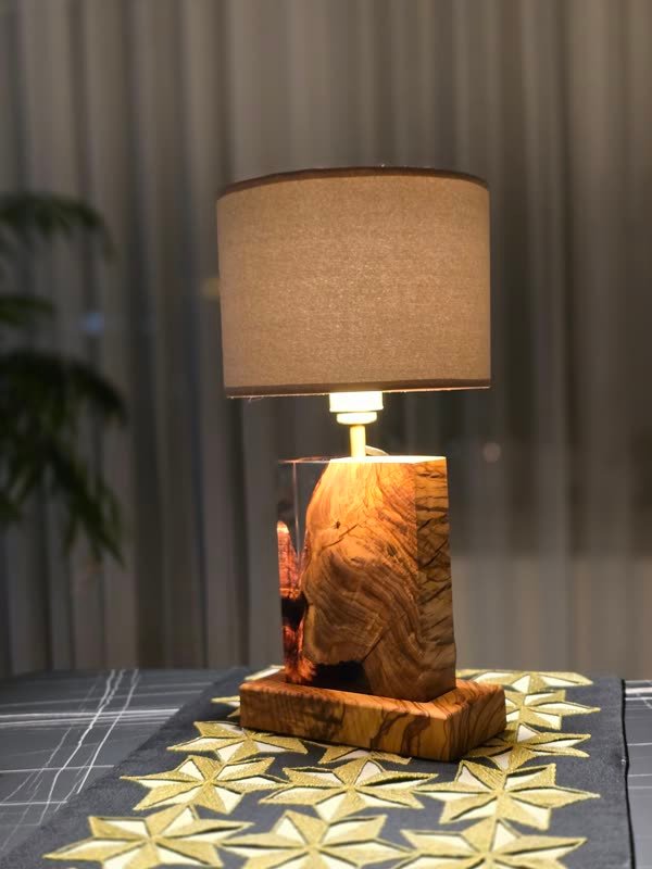 Lampa B45 z drewna i żywicy we wnętrzu