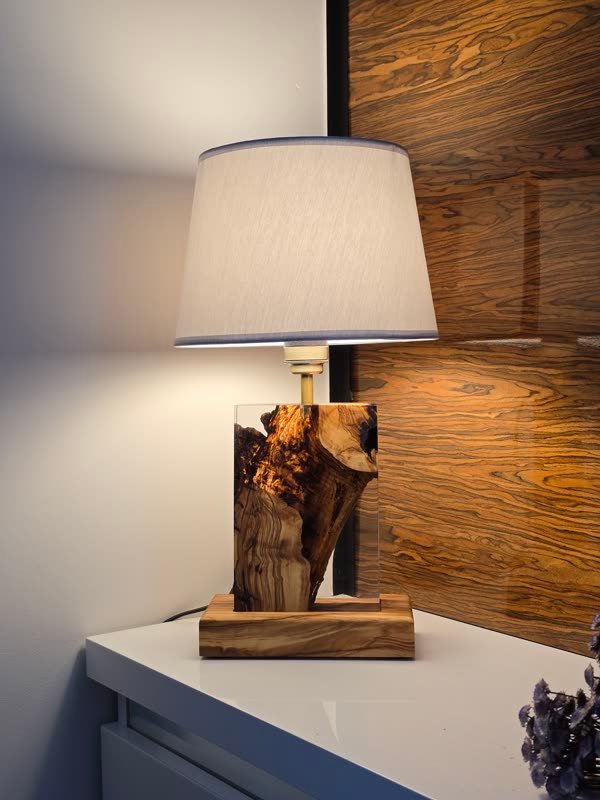 Lampa B46 z drewna i żywicy we wnętrzu